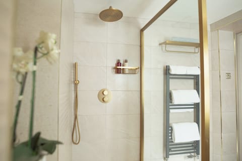 Superior King Room | Bathroom