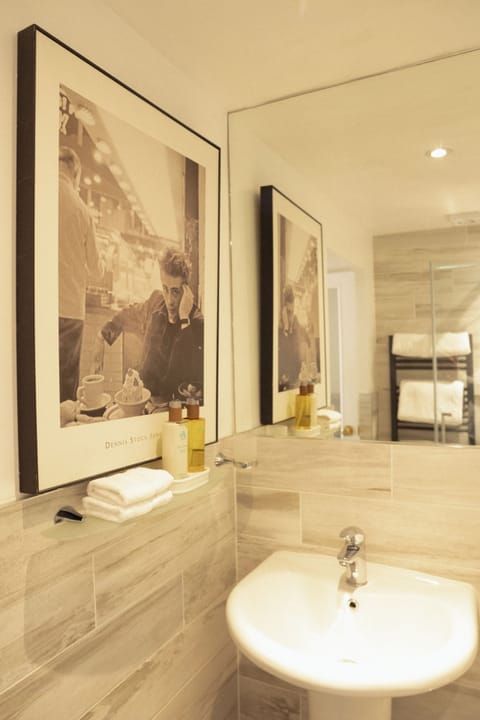 Superior King Room | Bathroom