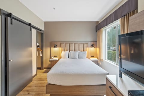 Suite, 1 Queen Bed, Accessible, Non Smoking | Hypo-allergenic bedding, in-room safe, blackout drapes