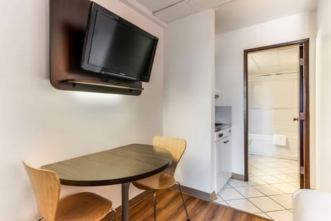 Iron/ironing board, WiFi (free), bed sheets