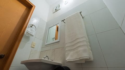 Standard Room, 1 Bedroom | Bathroom | Towels