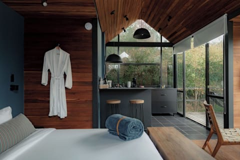 Superior Room | Private kitchen | Mini-fridge, cookware/dishes/utensils