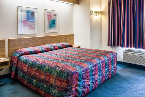 Standard Room, 1 King Bed, Non Smoking | Desk, iron/ironing board, free WiFi, bed sheets