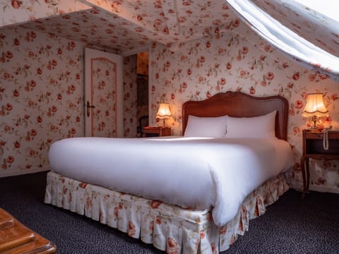 Suite (Mansardée) | Minibar, in-room safe, individually furnished, desk