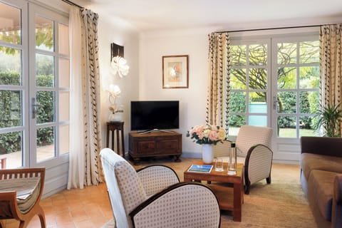 Suite (6, jardin PERPETUE) | Minibar, in-room safe, soundproofing, iron/ironing board