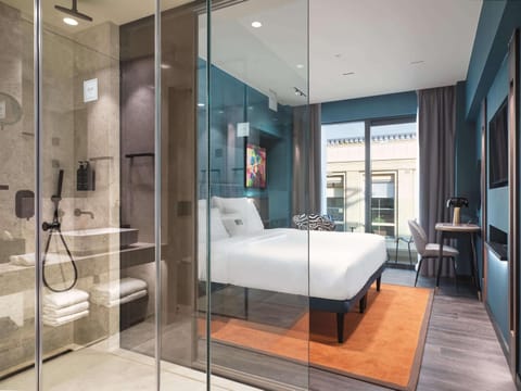 Executive Room with Lounge Access | Hypo-allergenic bedding, minibar, in-room safe, individually decorated