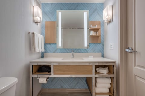 Combined shower/tub, designer toiletries, hair dryer, towels