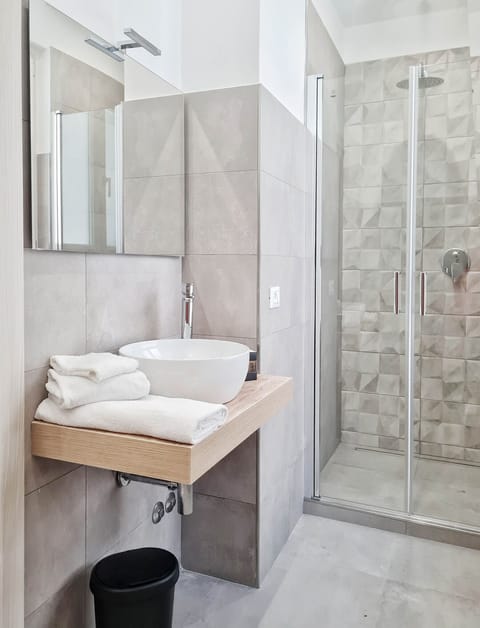 Double or Twin Room (con balcone) | Bathroom | Shower, rainfall showerhead, free toiletries, hair dryer