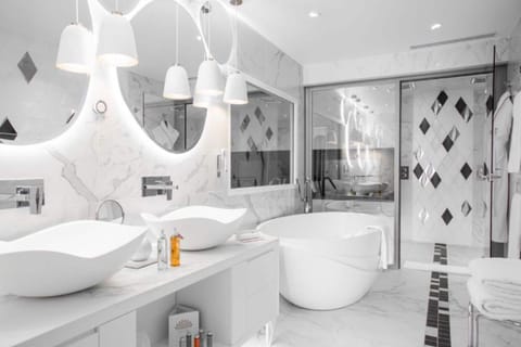 Imperial Suite with spa access on reservation | Bathroom | Combined shower/tub, free toiletries, hair dryer, bathrobes