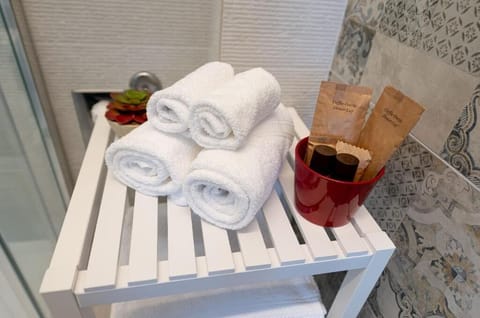 Shower, rainfall showerhead, free toiletries, hair dryer