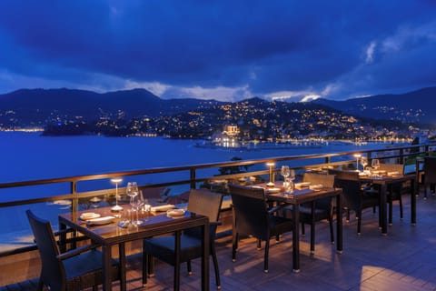 2 restaurants; breakfast and dinner served