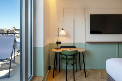 Suite - L'Iconique | In-room safe, blackout drapes, soundproofing, WiFi (free)