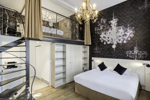 Duplex, 1 Bedroom, Kitchenette | In-room safe, desk, blackout drapes, soundproofing