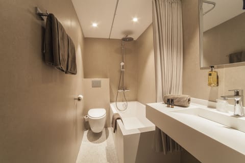 Deluxe Room, Non Smoking, Private Bathroom | Bathroom | Free toiletries, hair dryer, towels
