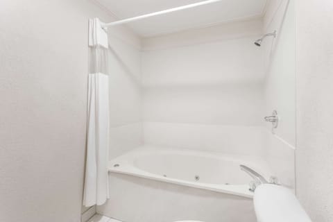 Combined shower/tub, free toiletries, hair dryer, towels
