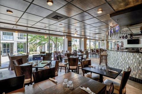 2 restaurants; breakfast, lunch, dinner, and brunch served