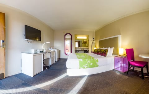 Room, 1 King Bed, Non Smoking | In-room safe, desk, free WiFi, bed sheets