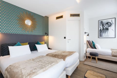 Triple Room | In-room safe, desk, laptop workspace, blackout drapes