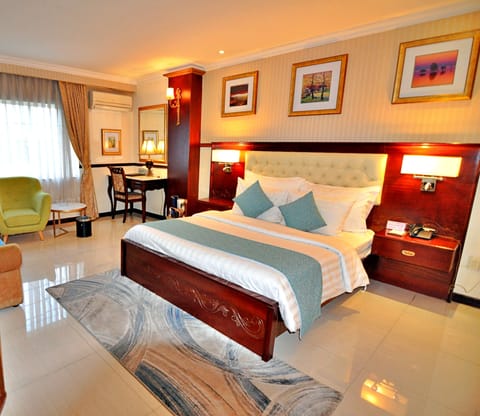 Deluxe Double Room, 1 Queen Bed, Non Smoking, City View | Egyptian cotton sheets, premium bedding, memory foam beds, minibar