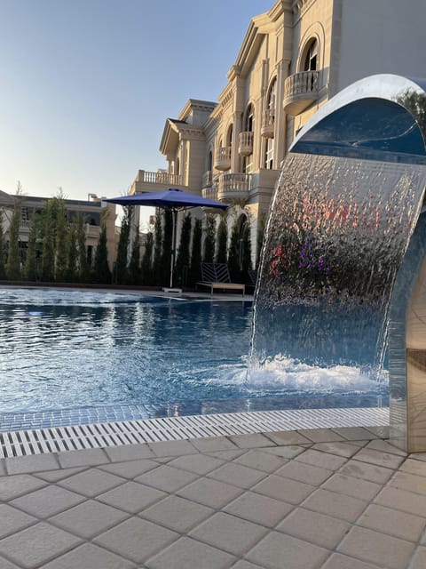 Seasonal outdoor pool, free cabanas, pool umbrellas