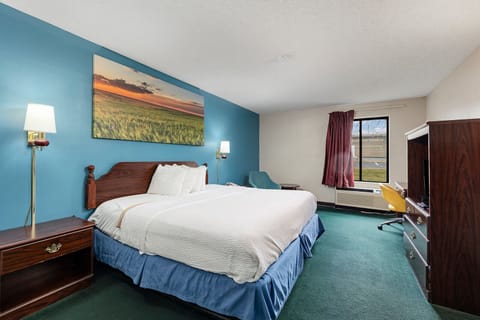 Room, 1 King Bed, Non Smoking, Refrigerator & Microwave | Premium bedding, down comforters, memory foam beds