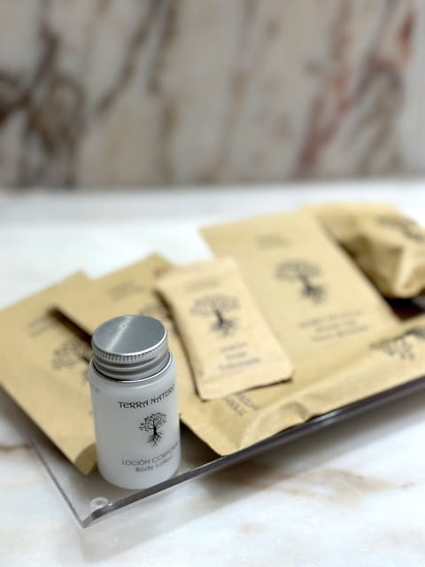 Combined shower/tub, deep soaking tub, free toiletries, hair dryer