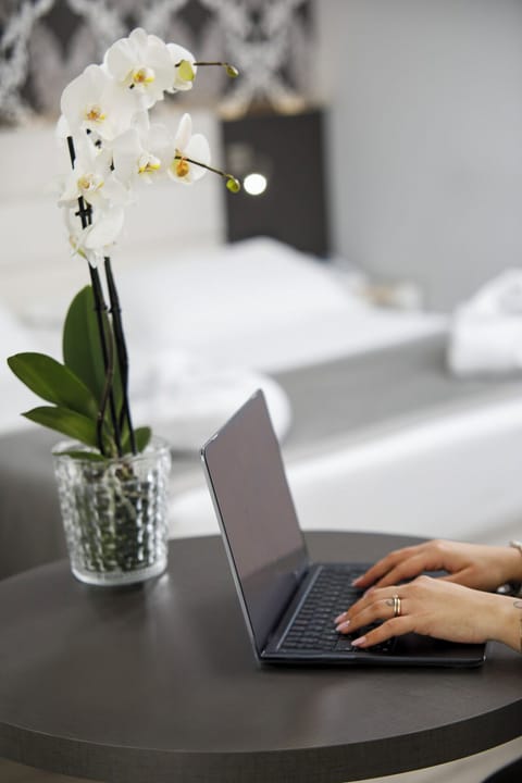 Quadrupla Business | Minibar, desk, free WiFi, bed sheets