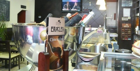 Serves breakfast and dinner