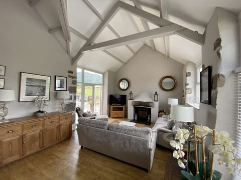Cottage | Living area | Fireplace