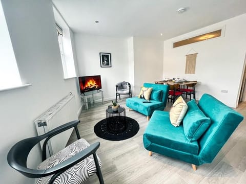 Apartment | Living area | 40-inch Smart TV with satellite channels, TV