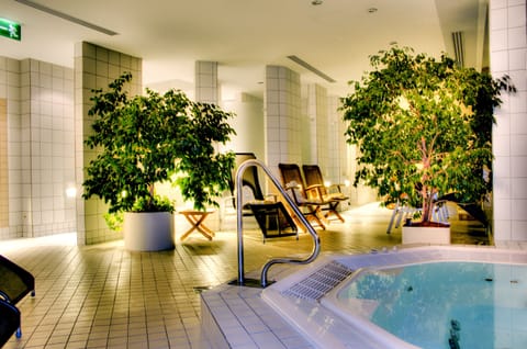 Sauna, hot tub, steam room