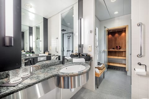 Junior Suite | Bathroom | Hair dryer, bidet, towels, soap