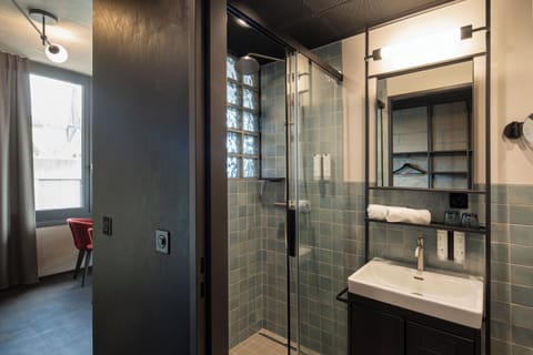 Deluxe King | Bathroom | Eco-friendly toiletries, hair dryer, towels