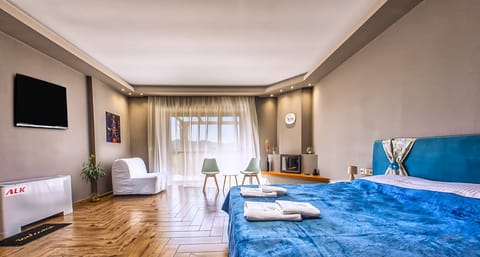 Deluxe Suite | Individually decorated, individually furnished, laptop workspace