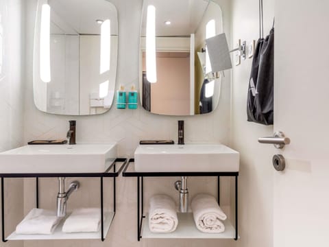 Premium bedding, in-room safe, desk, laptop workspace