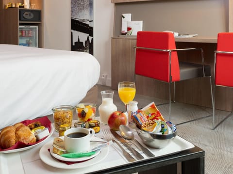 Executive Room, 1 Double Bed | Minibar, in-room safe, desk, blackout drapes