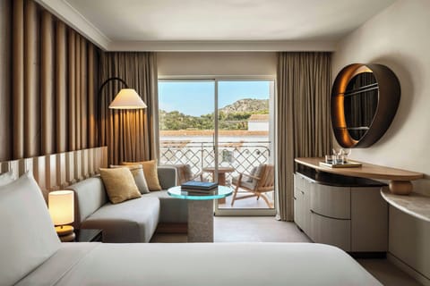 Premier Room, 1 King Bed, Balcony | Premium bedding, minibar, in-room safe, blackout drapes