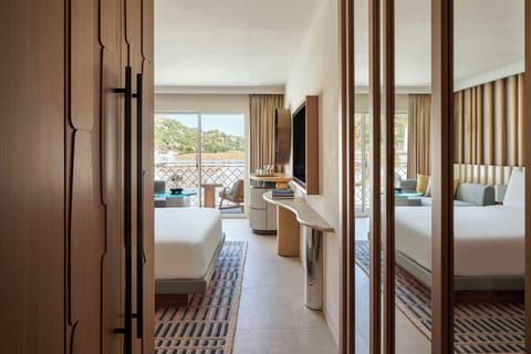 Premier Room, 1 King Bed, Balcony | Premium bedding, minibar, in-room safe, blackout drapes