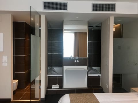 Junior Suite | Bathroom | Rainfall showerhead, free toiletries, hair dryer, bidet