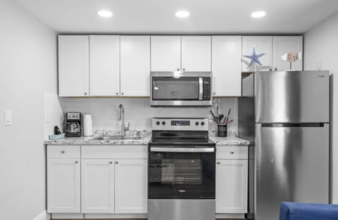 Premium 1-Bedroom Family Suite w/ Kitchen & Sofa Bed | Private kitchen