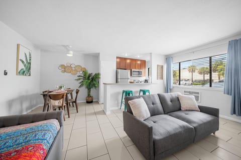 Superior Queen Studio w/ Kitchen & Futon | Soundproofing, free WiFi, bed sheets
