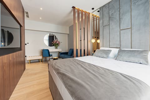 Deluxe Double Room | In-room safe, desk, laptop workspace, soundproofing