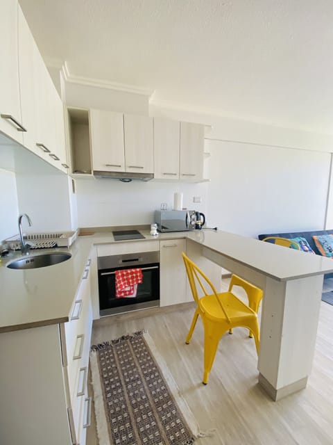 Standard Studio | Private kitchen | Full-size fridge, microwave, oven, cookware/dishes/utensils