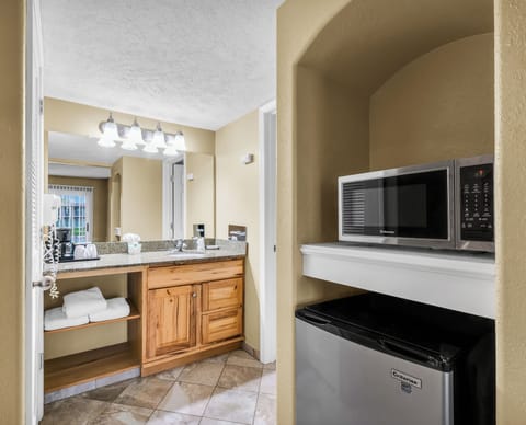 Suite, 1 Bedroom, Jetted Tub | Premium bedding, down comforters, pillowtop beds, in-room safe