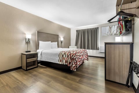 Deluxe Room, 1 Queen Bed, Non Smoking | Desk, blackout drapes, free WiFi, bed sheets