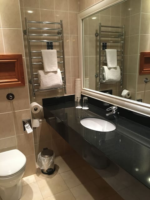 Executive Double Room | Bathroom | Combined shower/tub, free toiletries, hair dryer, towels