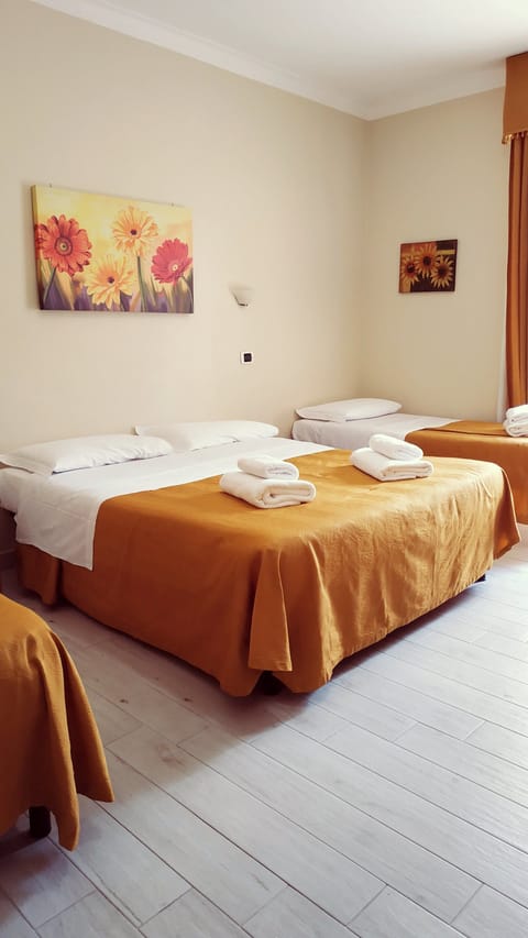 Family Room | Desk, blackout drapes, free WiFi, bed sheets