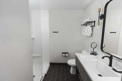 Standard Single Room | Bathroom | Shower, free toiletries, hair dryer, towels