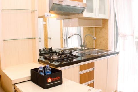 Apartment, 2 Bedrooms | Private kitchen | Fridge, stovetop, cookware/dishes/utensils, dining tables
