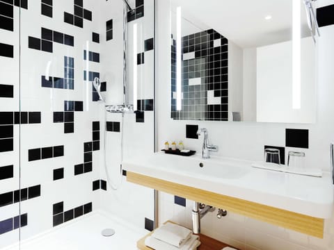 Executive Room, 1 Queen Bed, Terrace | Bathroom | Eco-friendly toiletries, hair dryer, bathrobes, slippers